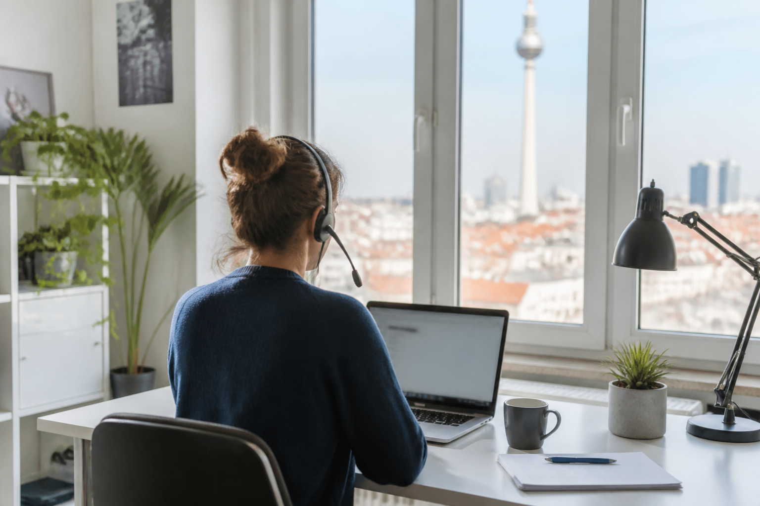 Arbeitsplatz mit Laptop für Kundenservice